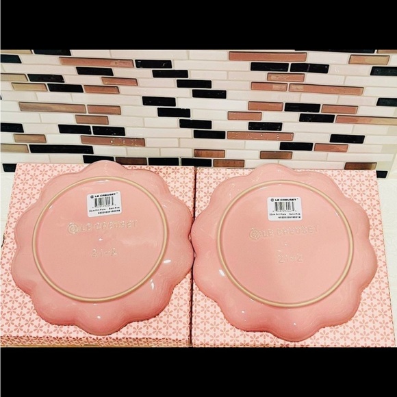 Le Creuset Frill Plates Set of 2 - Picture 5 of 5